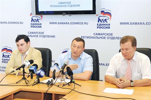 Александр Фетисов (в центре) и Александр Хинштейн (слева) вместе поведут самарских единороссов на выборы