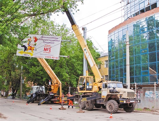 Первой показательной акцией по сносу незаконного рекламного щита стал демонтаж конструкции на улице Мичурина в Самаре