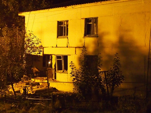 В результате взрыва произошло частичное разрушение стены дома