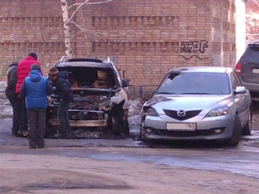 В Самаре на ул. Арцыбушевской полностью сгорел внедорожник Infiniti