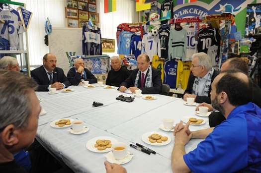 Глава региона утром в стенах Музея самарского футбола в неформальной обстановке за чашкой чая встретился с ветеранами клуба