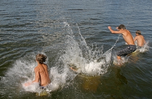 Подростки развлекаются тем, что прыгают в воду с бетонных блоков, заграждений и железнодорожных мостов