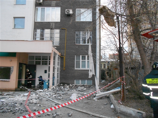 Жильцов всех 18 квартир дома №229 по ул. Садовой в Самаре, где произошел хлопок газа и пожар, могут направить в пункт временного размещения.