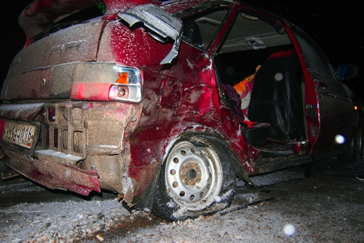 В Кинельском районе пассажиру ВАЗ-2112, зажатому в салоне авто после ДТП, потребовалась помощь спасателей