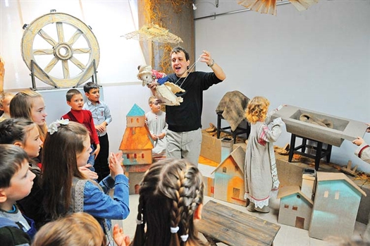 Денис Бокурадзе показал ребятам весь процесс создания кукольного спектакля