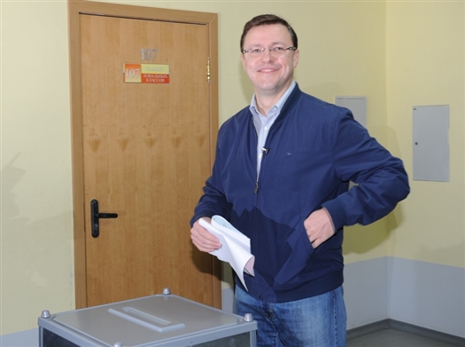 Согласно данным exit-poll, кандидат в мэры Дмитрий Азаров лидирует в выборах с большим отрывом