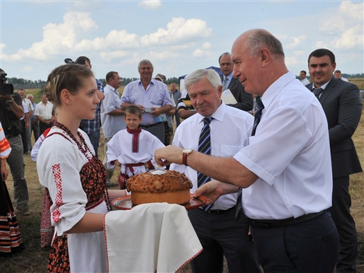 В среду, 10 июля, в селе Калиновка Сергиевского района был заложен первый камень в начало строительства комплекса по производству и переработке мяса птицы