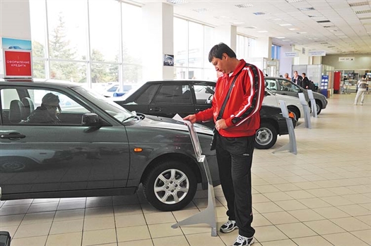 Посетители автосалонов с нетерпением ожидают начало продаж Lada Granta
