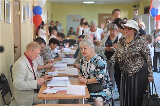 Дмитрий Азаров набрал более 72% голосов при явке 48%