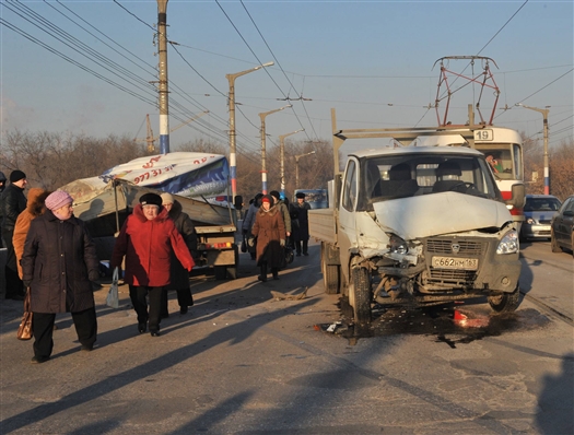 В Самаре из-за гололеда столкнулись две грузовые "Газели"