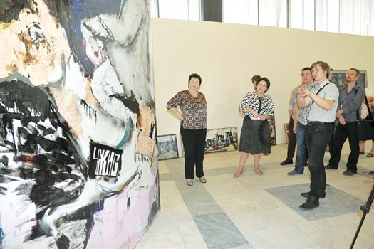Одна из самых ярких работ – огромная «фреска» стрит-арт группы ЧЖН С, написанная специально для выставки