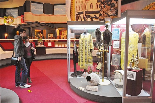 В центре экспозиции – ритуальная атрибутика монастыря и продукция ткацких мастерских.