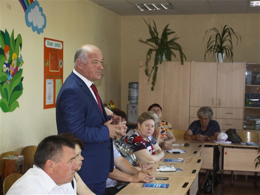 Виктор Сазонов встретился с жителями Зубчаниновки в рамках проекта "На связи с губернатором"