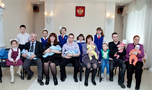В Кировском ЗАГСе прошло имянаречение тройняшек сразу из двух семей