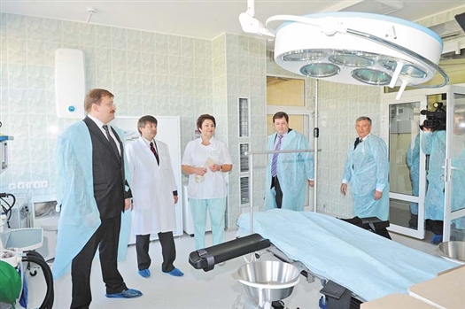 Министр здравоохранения и социального развития области Вадим Куличенко (слева) остался доволен оснащением акушерского корпуса.