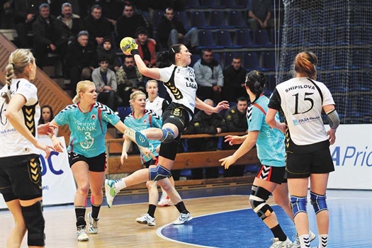 Шесть голов Виктории Жилинскайте (с мячом) помогли тольяттинской «Ладе» обыграть датский «Хольстебро»