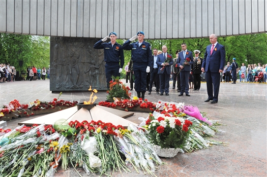 Губернатор возложил цветы к Вечному огню в Тольятти