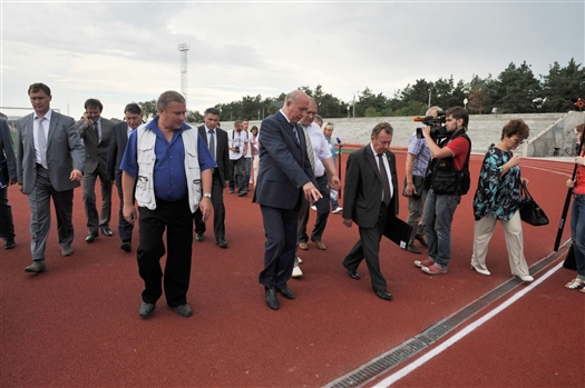 Сразу после знакомства с ходом реконструкции дорожной сети города глава региона посетил стадион "Центральный"