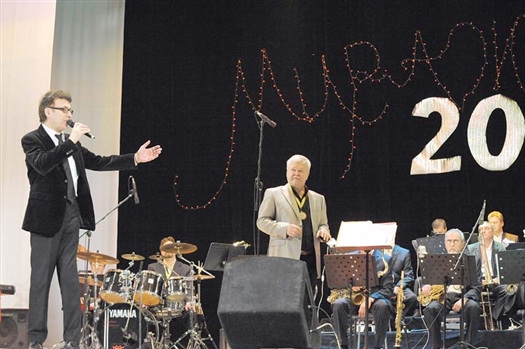 Марк Левянт (слева) посвятил свою песню идеологу и создателю оркестра Владимиру Сичкарю