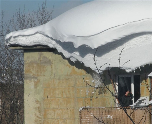 Родственники нашли женщину под упавшей на нее с крыши грудой снега
