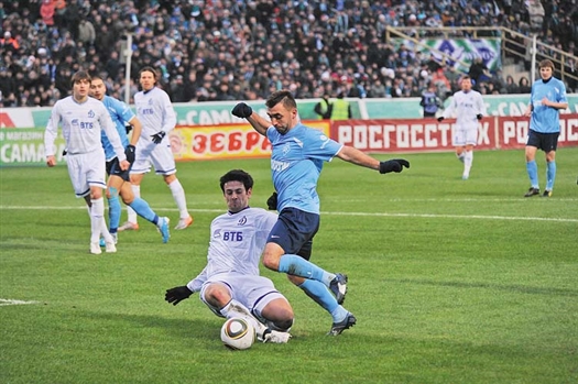 Именно с паса Олега Самсонова (на переднем плане) Евгений Савин забил гол «Динамо».