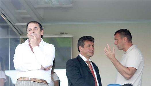 После трудных и продолжительных переговоров Виктора Развеева (слева) с руководством Новикомбанка с клуба «Крылья Советов» будет списана часть долгов.