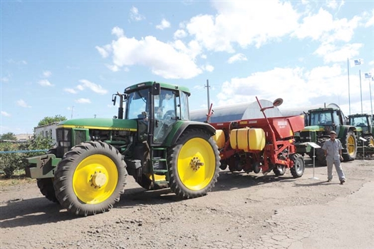 Правительство области помогает региональным сельхозпроизводителям обновлять машинно-тракторный парк.