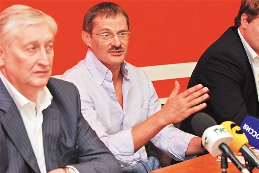 Во главе «Красных Крыльев» Владислав Капустин видел только Сергея Базаревича (справа)