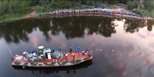 Участники "iВолги" спустили с бронекатера "БК-13" на воду венки из цветов