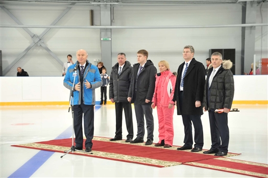 В церемонии открытия крытого ледового катка на стадионе "Салют" в п. Мехзавод принял участие губернатор Николай Меркушкин