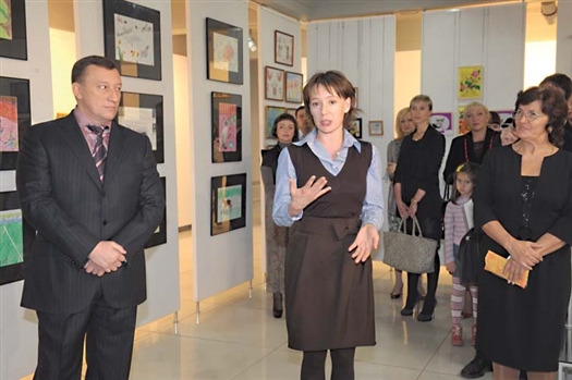 Знаменитая российская актриса не только открыла выставку детских работ, но и сделала первый благотворительный взнос в пользу детей с онкозаболеваниями.