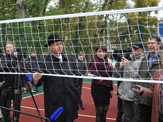 Во вторник, 1 октября, губернатор Николай Меркушкин в ходе рабочей поездки в Отрадный осмотрел одну из универсальных спортивных площадок, построенных в текущем году за счет местного бюджета