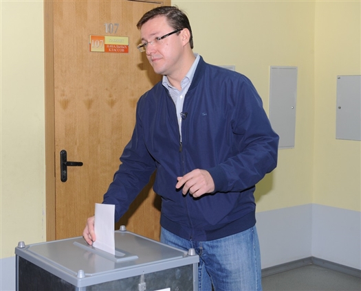 Кандидат в мэры Дмитрий Азаров голосовал в школе, в которой учился