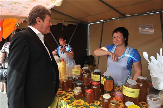 Депутаты и чиновники проверили, как ведется торговля на ежегодной ярмарке на пл. Куйбышева