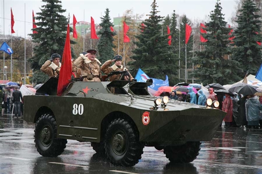 В Самаре на пл. Куйбышева прошел Парад памяти "Запасная столица", посвященный 71-й годовщине военного парада в Куйбышеве 1941 года