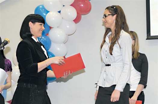 Заместитель управляющего самарским филиалом ОАО Банк АВБ Анна Мелихова награждает победителей олимпиады по астрономии