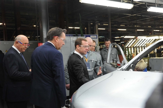 Дмитрий Медведев начал визит на ОАО "АвтоВАЗ" со знакомства с производством