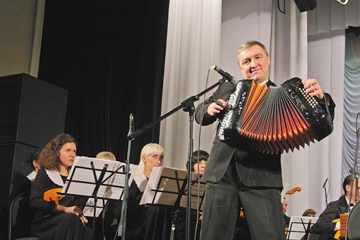 Геннадий Калмыков покорил зал артистизмом и нашел среди зрителей гармонистов-любителей.