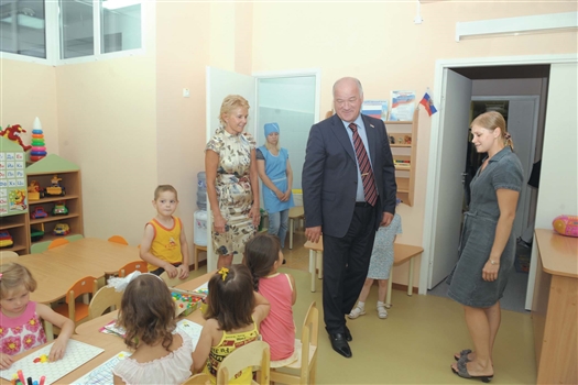 Виктор Сазонов посетил два детских сада