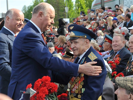 Пришедший на площадь губернатор Николай Меркушкин лично поздравил 
с праздником каждого ветерана