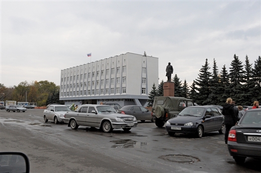 Cызранские автомобилисты собрались на площади у здания городской администрации выразить свою критику в отношении состояния дорог