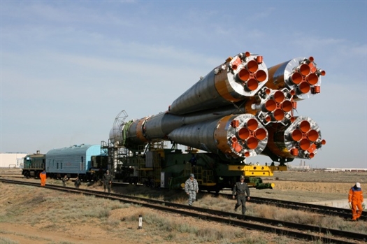 Самарская ракета космического назначения (РКН) "Союз-У" с транспортным грузовым кораблем (ТГК) "Прогресс М-15М" вывезены на стартовый комплекс
