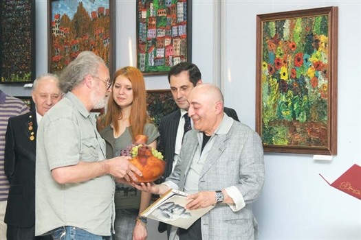 Важа Окиташвили выпустил каталог, экземпляры которого были подарены гостям выставки