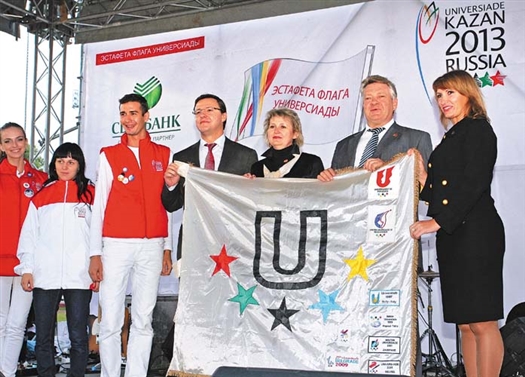 Мэру Дмитрию Азарову (в центре) и ректору СамГУ Игорю Носкову (второй справа) вручили специально изготовленный для Самары флаг Универсиады