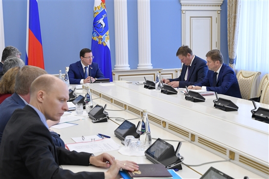 Дмитрий Азаров и Александр Артюхов обсудили дальнейшее развитие ПАО "Кузнецов"