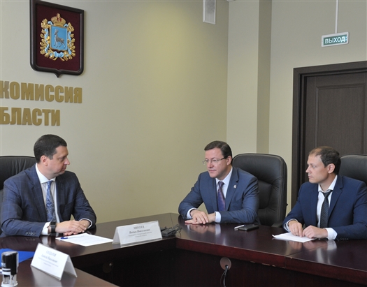 Дмитрий Азаров сдал в облизбирком документы для регистрации в качестве кандидата на пост губернатора