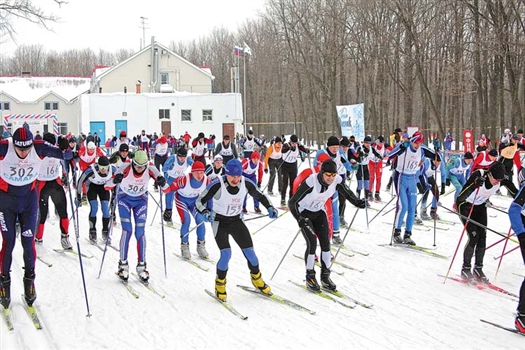 На старт юбилейных соревнований на призы газеты «Волжская коммуна» вышло около 700 любителей и профессионалов лыжного спорта