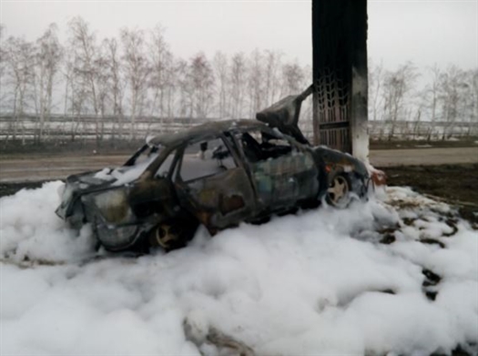 В Красноармейском районе ВАЗ врезался в металлическую стелу и загорелся