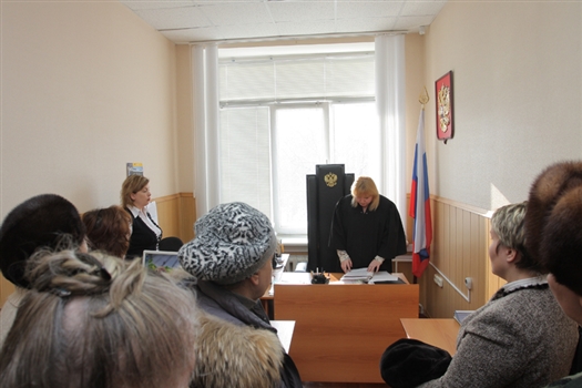 На заседание, помимо трех граждан, к которым директор компании Дамир Салахов предъявил претензии, пришли еще около десятка человек, чтобы поддержать горожан