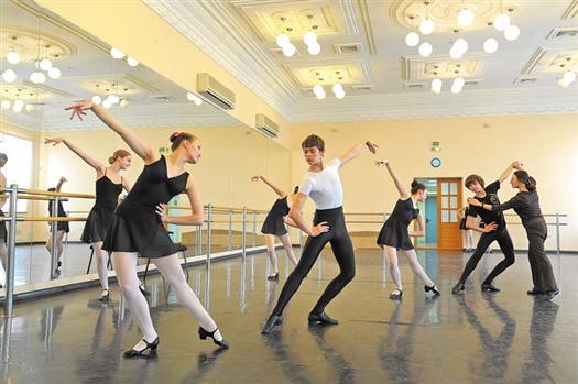 Первые выпускники училища смогут влиться в балетную труппу театра только через два года